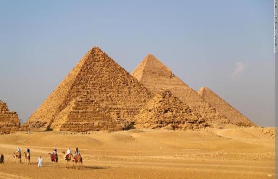 عظمة الأهرامات المصرية: معجزة خالدة 1 صورة واتساب بتاريخ 1446 12 16 في 12.56.59 10c86ef8